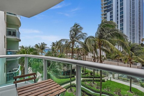 Condo in Hollywood, Florida, 1 bedroom № 2189481 - photo 12