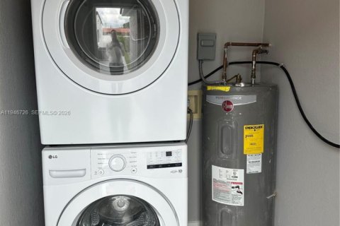 House in Miami, Florida 3 bedrooms, 245.63 sq.m. № 2002911 - photo 8