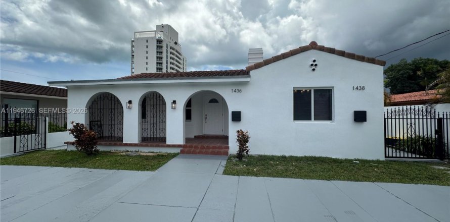 House in Miami, Florida 3 bedrooms, 245.63 sq.m. № 2002911