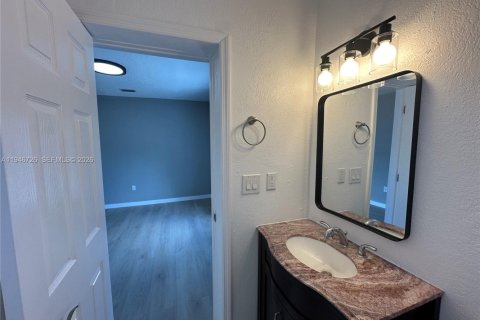 House in Miami, Florida 3 bedrooms, 245.63 sq.m. № 2002911 - photo 6