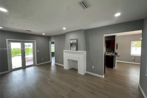 House in Miami, Florida 3 bedrooms, 245.63 sq.m. № 2002911 - photo 3
