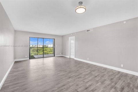 Condominio en venta en Pompano Beach, Florida, 2 dormitorios, 107.77 m2 № 1948350 - foto 12