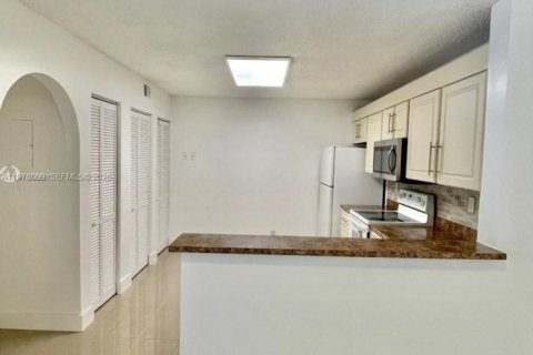 Condominio en alquiler en Plantation, Florida, 1 dormitorio, 72.19 m2 № 2042576 - foto 18