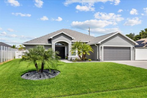 House in PORT ST LUCIE in Saint Lucie, Florida 4 bedrooms, 158.4 sq.m. № 2197050 - photo 2