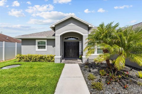 House in PORT ST LUCIE in Saint Lucie, Florida 4 bedrooms, 158.4 sq.m. № 2197050 - photo 3