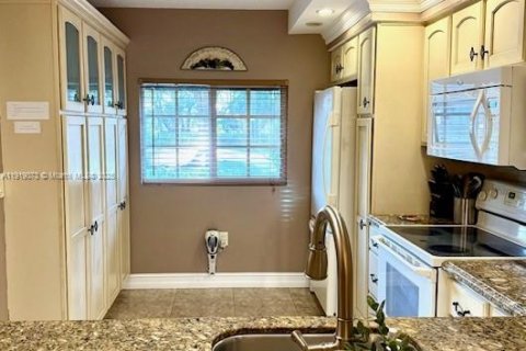 Condo in Deerfield Beach, Florida, 2 bedrooms  № 1974496 - photo 10
