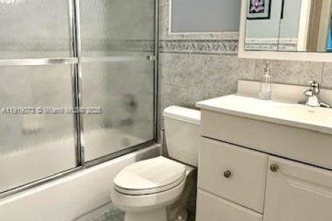 Condo in Deerfield Beach, Florida, 2 bedrooms  № 1974496 - photo 18