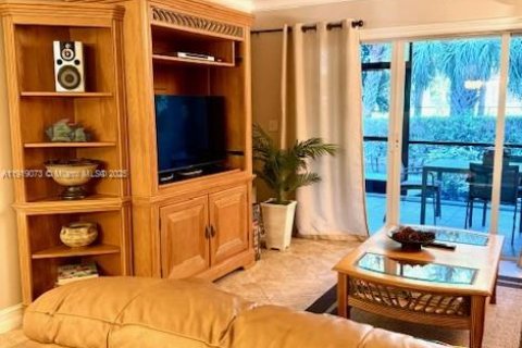 Condo in Deerfield Beach, Florida, 2 bedrooms  № 1974496 - photo 12