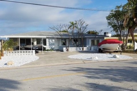 House in Saint Pete Beach, Florida 3 bedrooms, 158.96 sq.m. № 1551500 - photo 2
