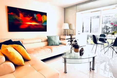 Condo in Sunrise, Florida, 2 bedrooms  № 1881893 - photo 2