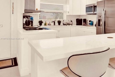 Condo in Sunrise, Florida, 2 bedrooms  № 1881893 - photo 1