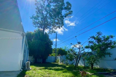 House in Hollywood, Florida 2 bedrooms, 107.86 sq.m. № 2041986 - photo 14