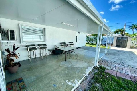 House in Hollywood, Florida 2 bedrooms, 107.86 sq.m. № 2041986 - photo 12