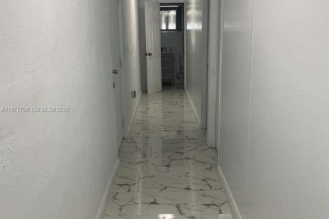 House in Hollywood, Florida 2 bedrooms, 107.86 sq.m. № 2041986 - photo 6