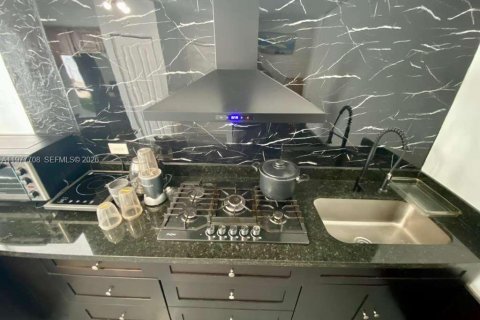 House in Hollywood, Florida 2 bedrooms, 107.86 sq.m. № 2041986 - photo 4