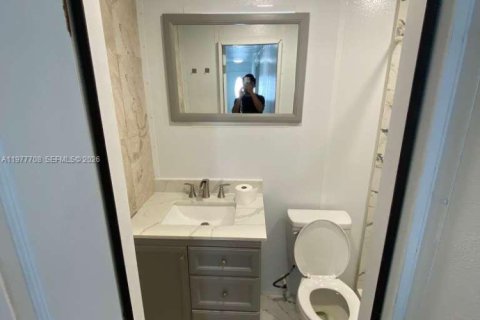 House in Hollywood, Florida 2 bedrooms, 107.86 sq.m. № 2041986 - photo 11