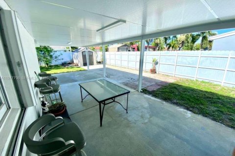 House in Hollywood, Florida 2 bedrooms, 107.86 sq.m. № 2041986 - photo 13