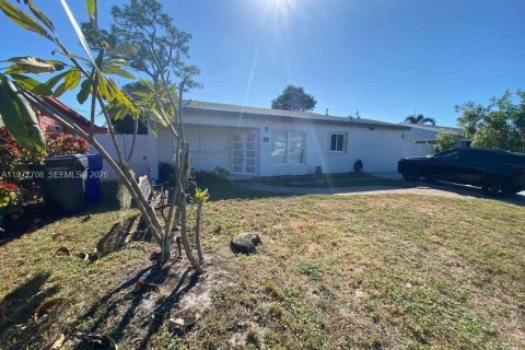 House in Hollywood, Florida 2 bedrooms, 107.86 sq.m. № 2041986 - photo 2