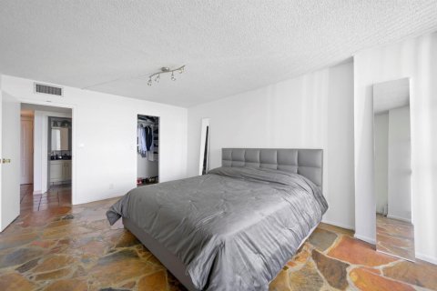 Condo in Hallandale Beach, Florida, 1 bedroom  № 2085743 - photo 15