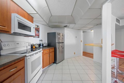 Condo in Hallandale Beach, Florida, 1 bedroom  № 2085743 - photo 13