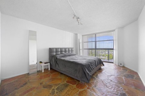 Condo in Hallandale Beach, Florida, 1 bedroom  № 2085743 - photo 14