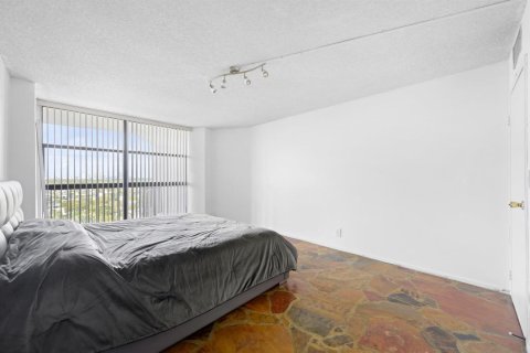 Condo in Hallandale Beach, Florida, 1 bedroom  № 2085743 - photo 16