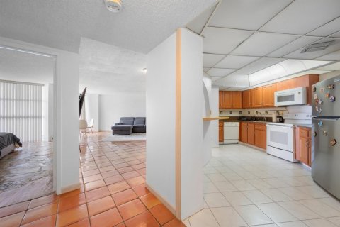 Condo in Hallandale Beach, Florida, 1 bedroom  № 2085743 - photo 11