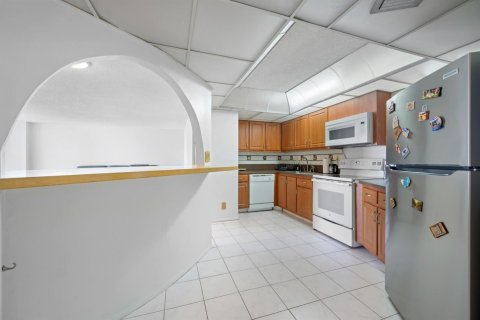 Condo in Hallandale Beach, Florida, 1 bedroom  № 2085743 - photo 12