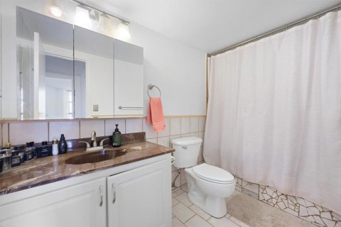 Condo in Hallandale Beach, Florida, 1 bedroom  № 2085743 - photo 18