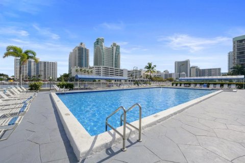Condo in Hallandale Beach, Florida, 1 bedroom  № 2085743 - photo 3