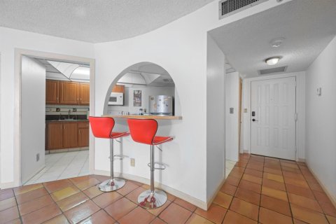 Condo in Hallandale Beach, Florida, 1 bedroom  № 2085743 - photo 10