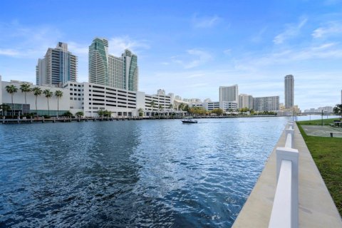 Condo in Hallandale Beach, Florida, 1 bedroom  № 2085743 - photo 2