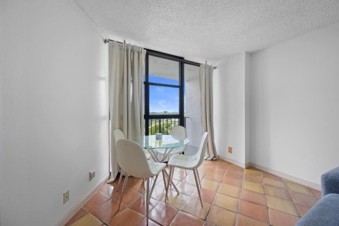 Condo in Hallandale Beach, Florida, 1 bedroom  № 2085743 - photo 9