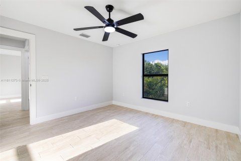 House in Lehigh Acres, Florida 4 bedrooms, 178.28 sq.m. № 1756347 - photo 26