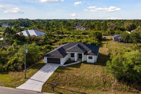 House in Lehigh Acres, Florida 4 bedrooms, 178.28 sq.m. № 1756347 - photo 3