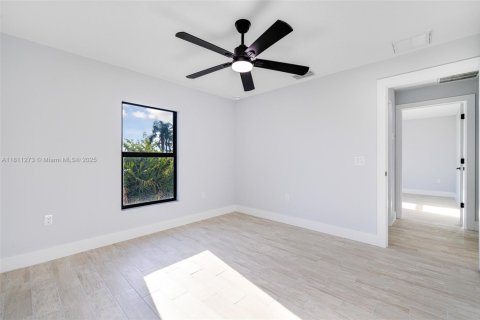 House in Lehigh Acres, Florida 4 bedrooms, 178.28 sq.m. № 1756347 - photo 28
