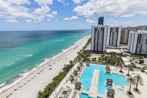 Condo in Hallandale Beach, Florida, 1 bedroom  № 1439695 - photo 1