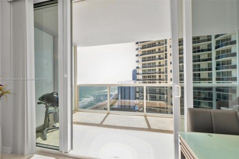 Condo in Hallandale Beach, Florida, 1 bedroom  № 1439695 - photo 13