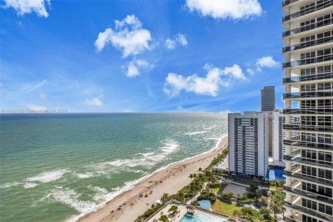 Condo in Hallandale Beach, Florida, 1 bedroom  № 1439695 - photo 16