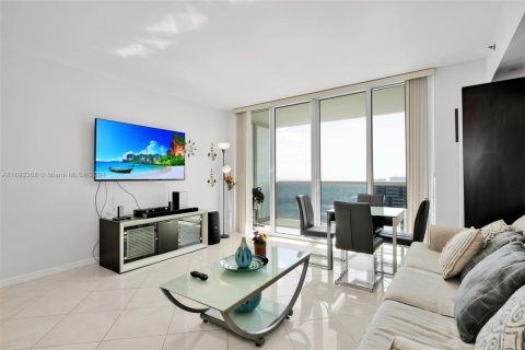 Condo in Hallandale Beach, Florida, 1 bedroom  № 1439695 - photo 17