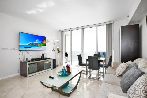 Condo in Hallandale Beach, Florida, 1 bedroom  № 1439695 - photo 2