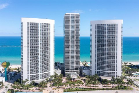 Condo in Hallandale Beach, Florida, 1 bedroom  № 1439695 - photo 21