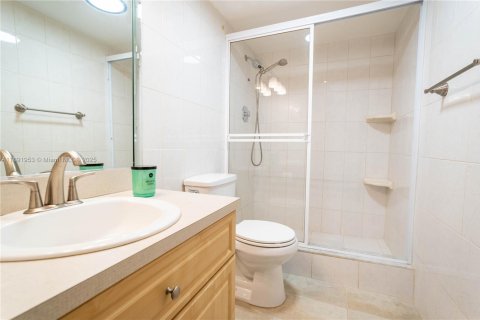 Condo in Plantation, Florida, 2 bedrooms  № 1943936 - photo 22