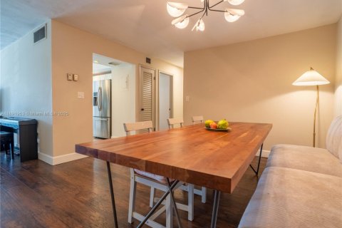 Condo in Plantation, Florida, 2 bedrooms  № 1943936 - photo 12
