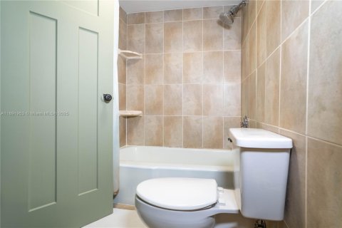 Condo in Plantation, Florida, 2 bedrooms  № 1943936 - photo 24
