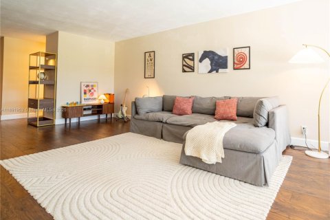 Condo in Plantation, Florida, 2 bedrooms  № 1943936 - photo 1