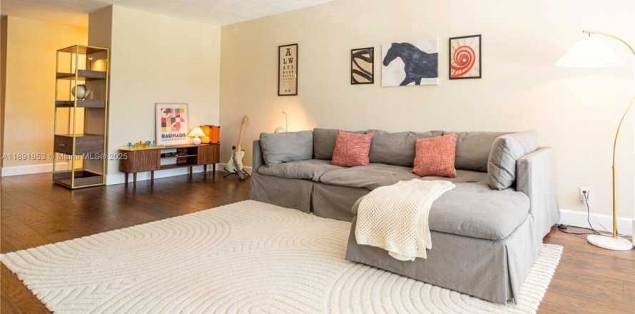Condo in Plantation, Florida, 2 bedrooms № 1943936