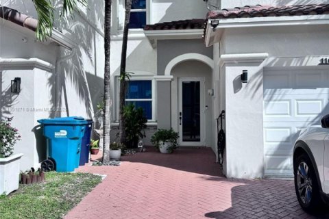 Townhouse in Homestead, Florida 3 bedrooms, 135.54 sq.m. № 1944944 - photo 1