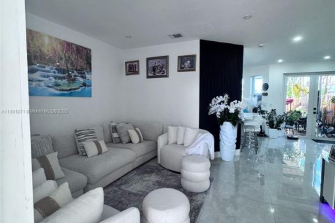 Townhouse in Homestead, Florida 3 bedrooms, 135.54 sq.m. № 1944944 - photo 3