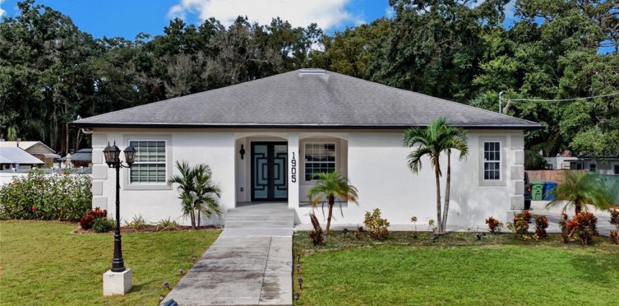 House in Tampa, Florida 4 bedrooms, 189.89 sq.m. № 2425774